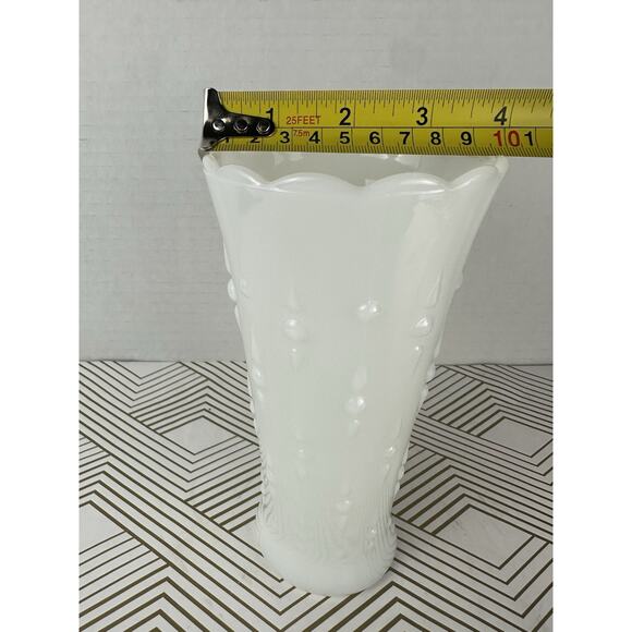 Vintage White Milk Glass Vase Hobnail Bud Vase Scalloped Edge MCM - Picture 3 of 4